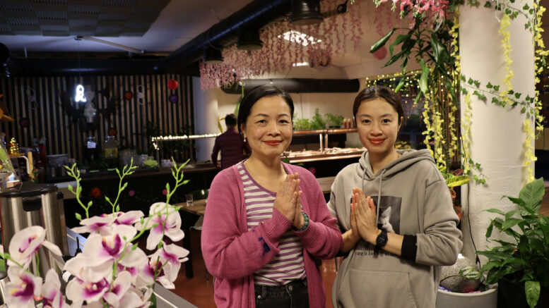 Thai-ravintolan värikäs sisustus ja ulkoasu kadulta luovat kutsuvan ja lämpimän tunnelman. Aon Korkasat (vas.) ja Puij Senthep toivottavat asiakkaat sydämellisesti tervetulleiksi. – Haluamme tuoda makujen myötä auringon Haukiputaalle! Kuva: Auli Haapala