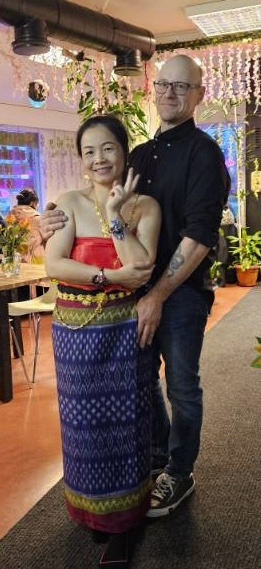 Aon Korkasat thai-puvussa puolisonsa Tero Virkkusen kanssa ravintolan miljöössä.