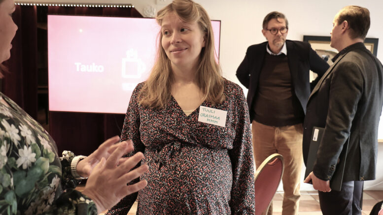 Maa- ja metsätalousministeriön eritysasiantuntija Tuuli Orasmaa johtaa kansallista ennallistamissuunnitelmaa valmistelevaa työryhmää. Taustalla Pohjois-Pohjanmaan ELY-keskuksen ylijohtaja Jonas Liimatta ja Siikalatvan kunnanjohtaja Pekka Iivari. Kuvat: Tuija Järvelä-Uusitalo