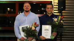 Iin vuoden nuori yrittäjä Niko Ukkola ja Iin vuoden yrityksen Olli Jaara Kone Jare Oy:stä. Kuva: Heimo Turunen