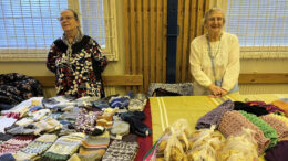 Kokoneet markkinamyyjät Kaarina Vesala ja Valma Kääriä myivät villasukkia ja muitakin tuotteita Vepsän Marrasmarkkinoilla jälleen kerran. Kuvat: Tiina Parkkinen