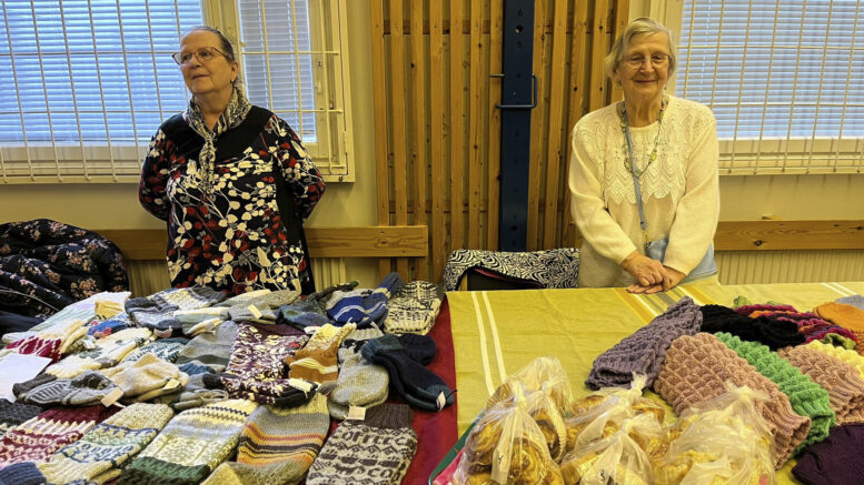 Kokoneet markkinamyyjät Kaarina Vesala ja Valma Kääriä myivät villasukkia ja muitakin tuotteita Vepsän Marrasmarkkinoilla jälleen kerran. Kuvat: Tiina Parkkinen