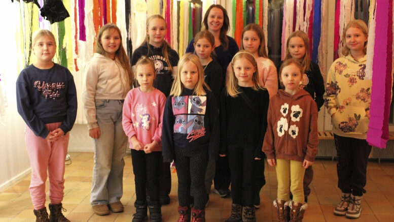 Paikalle näyttelyn avajaisiin pääsi osa meduusojen tekijöistä. He kokoontuivat yhteiskuvaan teostensa äärelle. Takarivissä vasemmalta Anniina Kaiponen, Ellen Ylijukuri, Saila Jakku, opettaja Anna-Elina Polojärvi, Ellen Pyrrö, Malla Paaso-Rantala ja Caroliina Kaiponen. Edessä vasemmalta Opri Toppi, Mila Paakkola, Helmi-Iines Juntunen ja Fiona Tervonen. Kuvat: Ritva Piri