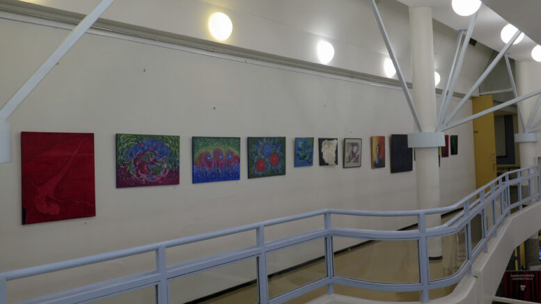 Haukiputaan taideyhdistyksen näyttely, Surun kasvot, löytyy Jatulin aulan yläkerrasta marraskuun ajan. Kuvat: Kari Holma