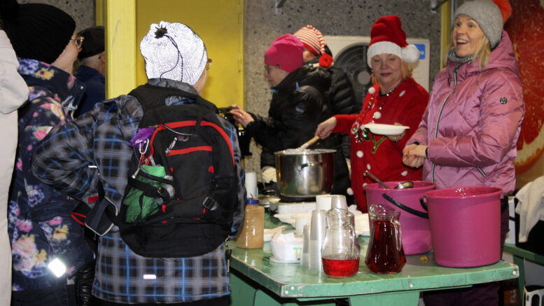 Kuivaniemen Kievarin yrittäjän Hannele Koskelaisen (tonttuasussa) keittelemät riisipuuro ja sekahedelmäsoppa maittoivat joulunavauksessa vierailleille. Edessä Sirpa Kaakkuriniemi ja taaempana Arja Honkamaa sekä hänen takanaan piilossa Sari Hirvaskoski. Kuvasta puuttuvat Kuivaniemen Yrityksen puolesta tapahtumaa järjestämässä olleet Sirpa Varanka ja Anne Hakoköngäs. Kuvat: Ritva Piri