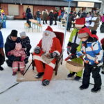Joulupukki saapuu tänäkin vuonna Jäälin joulutorille. Tällä kertaa tapahtuman yhteydessä on ohjelmaa myös Jäälin kappelilla. Rantapohjan arkistokuvassa on historian siipien havinaa, sillä taustalla näkyy nyt jo purettu vanha liiketalo.