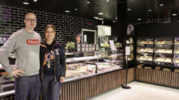 K-supermarket Jäälin kauppiaat Timo ja Hanne Similä ovat innoissaan erityisesti laajennetun kaupan palvelutiskistä ja ruokamaailmasta. Kuva: Teea Tunturi