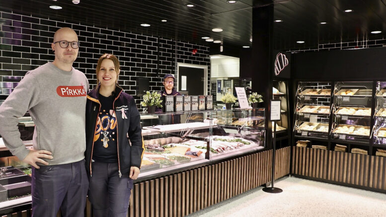K-supermarket Jäälin kauppiaat Timo ja Hanne Similä ovat innoissaan erityisesti laajennetun kaupan palvelutiskistä ja ruokamaailmasta. Kuva: Teea Tunturi