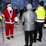 Joulupukilla riitti juttuseuraa niin lasten kuin aikuisempienkin parissa, ja karkeillekin oli kysyntää.