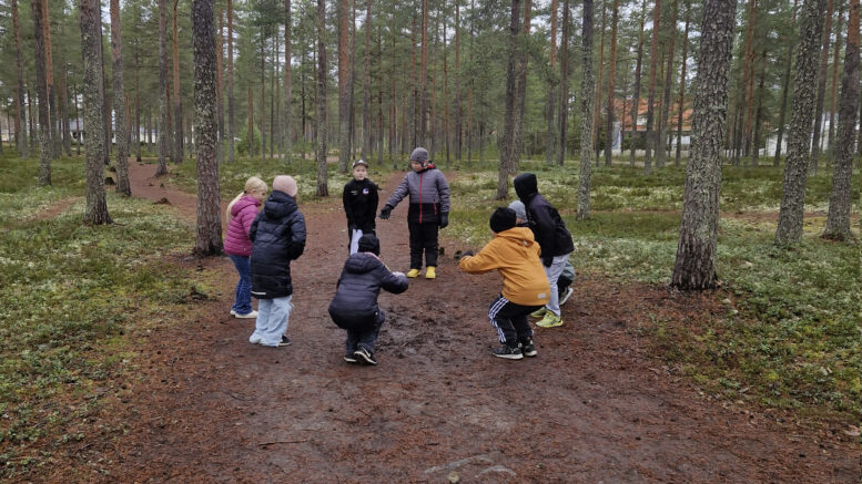 Joonas Avila ja Allu Sergejeff pitämässä leikkipistettä. Kuvat: Sanna Alalauri