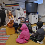 Kirjastonhoitaja Sirpa luki kivoja ja jännittäviä kirjoja.