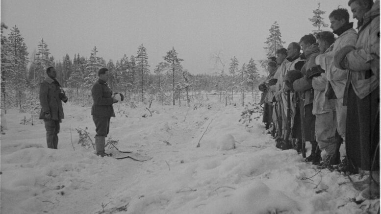 Aarne Juutilaisen komppania joulujumalanpalveluksessa jouluna. Kollaa 24.12.1939.