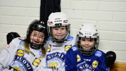 Haukiputaan Ahmat järjestää Leijonakiekkokouluja maksutta ensi keväänä Haukiputaalla, Iissä ja Pateniemessä ja niissä niin tytöt kuin pojatkin pääsevät tutustumaan lajiin matalalla kynnyksellä. Kuva järvenpääläisestä kiekkokoulusta: Suomen Jääkiekkoliitto ry