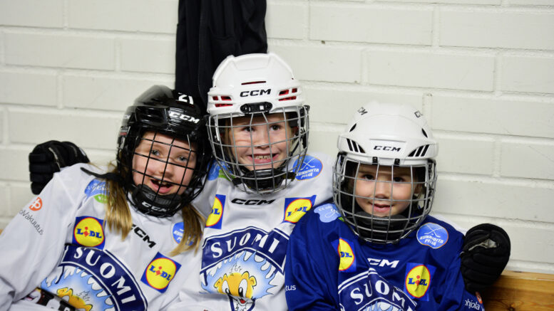 Haukiputaan Ahmat järjestää Leijonakiekkokouluja maksutta ensi keväänä Haukiputaalla, Iissä ja Pateniemessä ja niissä niin tytöt kuin pojatkin pääsevät tutustumaan lajiin matalalla kynnyksellä. Kuva järvenpääläisestä kiekkokoulusta: Suomen Jääkiekkoliitto ry