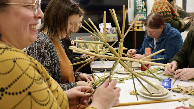 Kaislatähteään esittelevä kiiminkiläinen Lelle Kujala totesi kaislatyöt hauskaksi puuhaksi. Kuvat: Tuija Järvelä-Uusitalo