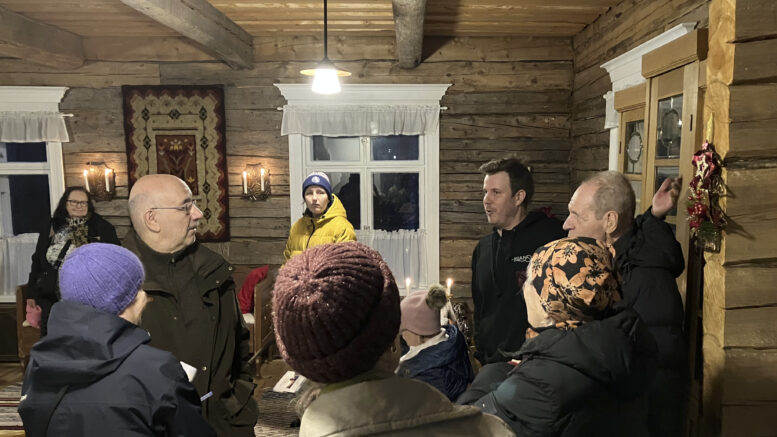 Pieni matkailupäivä vei iiläisiä tutustumaan oman pitäjän yrityksiin. Yksi kohteista oli matkailuyritys Iislandin Pauhu, jossa yrittäjä Christian Talman (takana oikealla) kertoi muun muassa vanhan pirtin historiaa. Kuvat: Tuija Järvelä-Uusitalo