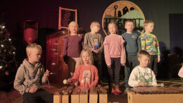 Juhlan aloitti Iin kunnan viimevuotisiin 650-vuotisjuhiin tehty laulu. “Nämä kylät, nämä sillat, nämä virrat rantoineen” raikui hienosti juhlan kenraaliharjoituksessa. Hienosti sujui myös ykkösluokkalaisten (kuvassa) ”Tuiki tuiki tähtönen”.