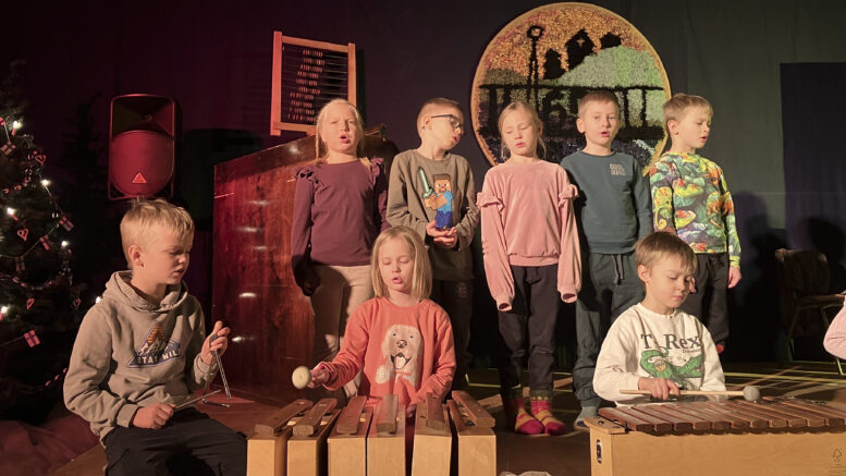 Juhlan aloitti Iin kunnan viimevuotisiin 650-vuotisjuhiin tehty laulu. “Nämä kylät, nämä sillat, nämä virrat rantoineen” raikui hienosti juhlan kenraaliharjoituksessa. Hienosti sujui myös ykkösluokkalaisten (kuvassa) ”Tuiki tuiki tähtönen”.