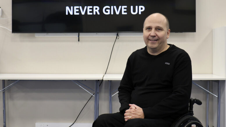 Pyörätuolikelauksen pikamatkojen moninkertainen arvokisamitalisti Toni Piispanen on kokenut monia vastoinkäymisiä, mutta selviytynyt niistä periksiantamattomuudellaan. Kuvat: Tuija Järvelä-Uusitalo