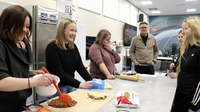 Nuorisovaltuutetut kutsuivat päättäjiä keskustelemaan ja leipomaan pitsaa. Kuvassa vasemmalta Johanna Jakku-Helama, Luna Sassi, Kati Södö, Johannes Tuomela, Mari Räinä ja Viivi Tolonen. Kuvat: Tuija Järvelä-Uusitalo
