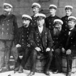 Ahvenanmaalaisen Bogskärin majakanvartijoita vuonna 1900. Majakkahistoriaa on esillä Kellossa ensi maanantaina. Kuva: Museovirasto