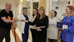 Paavo Kuvaja ojensi hyvin mielen joulutoivotuksen Haukiputaan terveysaseman työntekijöille. Joulumakeisia vastaanottamassa henkilöstön puolesta Jaana Penttilä (etualalla), Jenni Haapala (vas.), Venla Viljamaa, Tiina Näyhä ja Anna Korvala-Keskitalo. Kuva: Auli Haapala