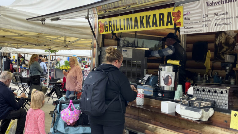 Toripaikka on ilmainen Haukiputaan, Yli-Iin ja Ylikiimingin toreilla vuonna 2026, mutta sähkön käyttö maksaa. Arkistokuva Haukiputaan torilta: Auli Haapala