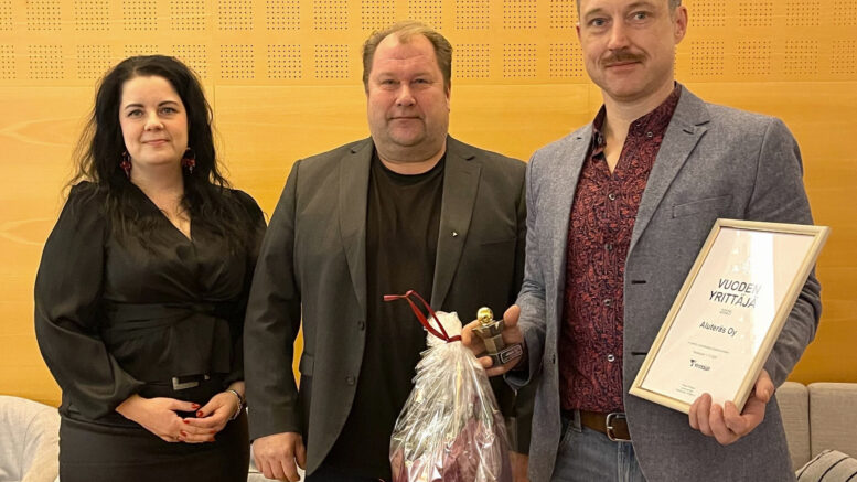 Aluteräs Oy:n toimitusjohtaja Janne Liedes vastaanotti vuoden 2025 Haukiputaan yrittäjäpalkinnon, jonka ojensivat onnittelujen kera Haukiputaan yrittäjien puheenjohtaja Seppo Pekkala ja sihteeri Jonna Kurvinen. Kuva: Katja Luhtanen