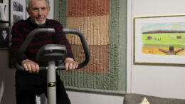 – Liikkua pitää, toteaa 90 vuotta sunnuntaina 21. joulukuuta täyttänyt Ossi Hanhela kuntopyörän satulasta. Hän myöntää helposti "unohtuvansa" tietokoneelle kirjoitushommiin useiksi tunneiksi. Kuvat: Auli Haapala