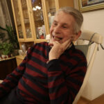 Ossi Hanhela seuraa aikaa lukemisen ja kirjoittamisen kautta. Rakkaassa kiikkutuolissa voi heilutella hissun kissun roppaansa ja antaa ajatusten lentää.