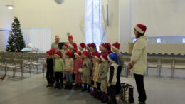 Palokan päiväkodin lapset olivat harjoitelleet useampia lauluja puurojuhlaan osallistuvien iloksi. Päiväkodin lapset ovat esiintyneet jo Honkapirtin ajoilta lähtien. Kuvat: Kari Holma