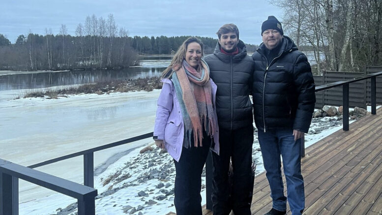 Amie ja Jesse Ladies Who Travelista olivat tyytyväisiä Iin Paviljonkiin, jonne heidät kutsui yrittäjä Juha Jaara (oik.). Kuva: Juha Jaara