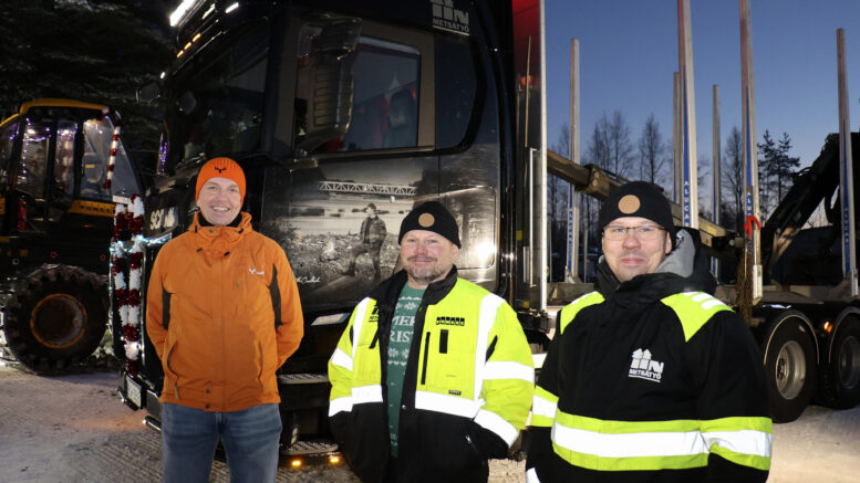 Metsä Groupin metsäasiantuntija Matti Heinonen ja Iin Metsätyö Oy:n yrittäjät Janne ja Tuomas Paakkola isännöivät asiakkaiden joulukahvitilaisuutta Iin Metsätyön hallilla perjantaina. Kuvat: Tuija Järvelä-Uusitalo