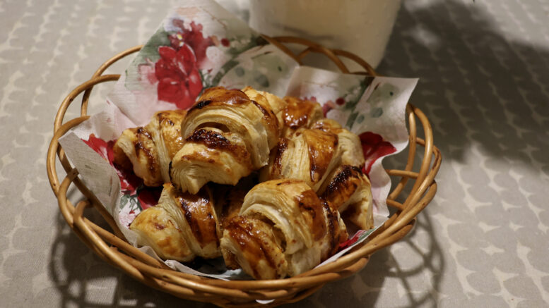 Ranskalainen croissant yhdistettynä suomalaiseen joulu- ja tähtitorttuun luo mukavan ja hieman eksoottisen yhdistelmän. Kuvat: Auli Haapala