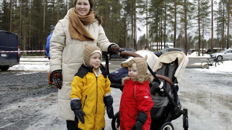 Helmiina Isopahkala kävi lastensa Toivon, Arvon ja Lainan kanssa Joulutorin jälkeen myös kappelin joulutapahtumassa. Kuvat: Tuuli Turunen