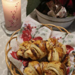 Torttutaikina-croissantit ovat parhaimmillaan vasta paistettuina, mutta hieman jäähtyneinä. Maistuvat ja säilyvät toki myöhemminkin nautittaviksi.