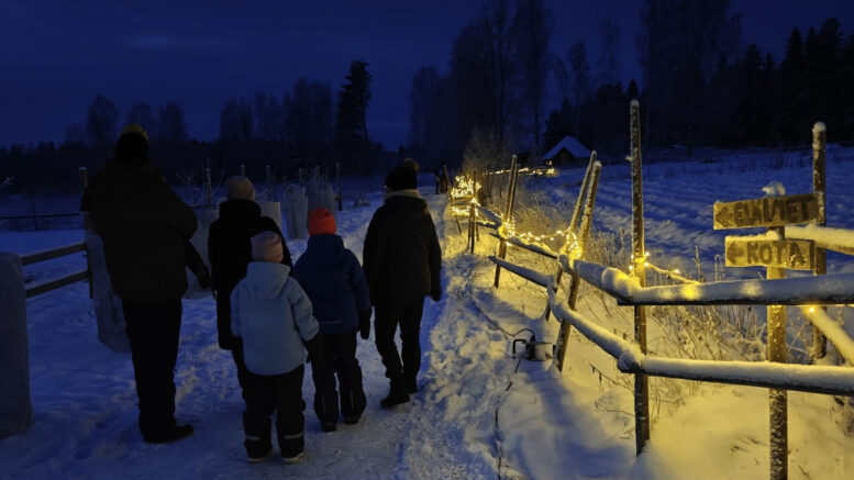 Joulukuun kovin pakkaspäivä ei pelottanut Onkamonkylän joulutapahtumaan osallistujia. Kuvat: Lepolan Tila.