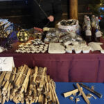 Myyjäispöydiltä löytyi lahjaideoita.