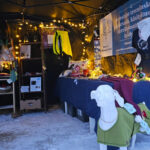 Myyjäispöydiltä löytyi eläintarvikkeita ja monenlaisia käsitöitä ja jouluisia tuotteita.