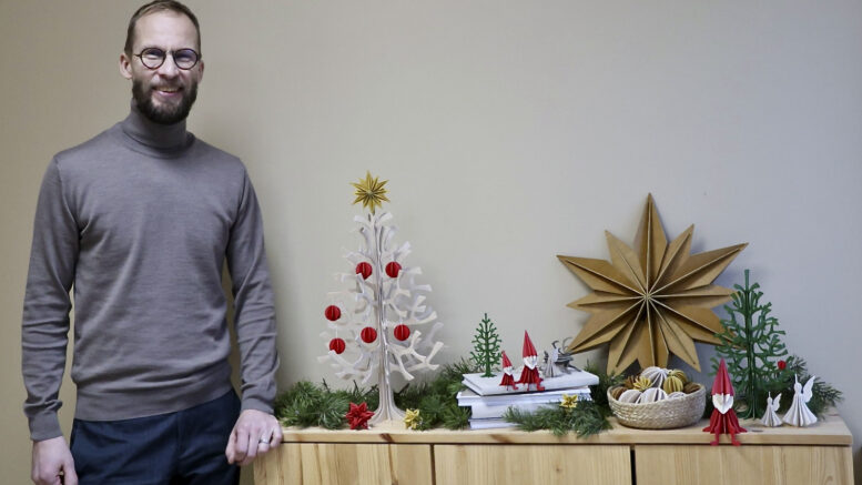 Jääliläisen Lovi oy:n toimitusjohtaja Mikko Paso kertoo, että yrityksen tuotteita viedään tällä hetkellä pääasiassa Norjaan, Islantiin, Uuteen-Seelantiin sekä Keski-Eurooppaan. Kuvat: Teea Tunturi