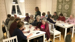 Iin kaikkien kolmen marttayhdistyksen edustajat kokoontuivat torstai-iltana pappilaan miettimään toimintaansa ja mahdollisia yhteistyökuvioita. Kuvat: Tuija Järvelä-Uusitalo