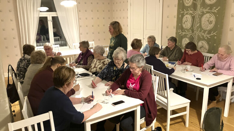 Iin kaikkien kolmen marttayhdistyksen edustajat kokoontuivat torstai-iltana pappilaan miettimään toimintaansa ja mahdollisia yhteistyökuvioita. Kuvat: Tuija Järvelä-Uusitalo