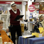 Jouni Kokkoniemi ja Sami Pelkonen viihdyttivät tilaisuudessa yleisöä elävällä musiikilla.