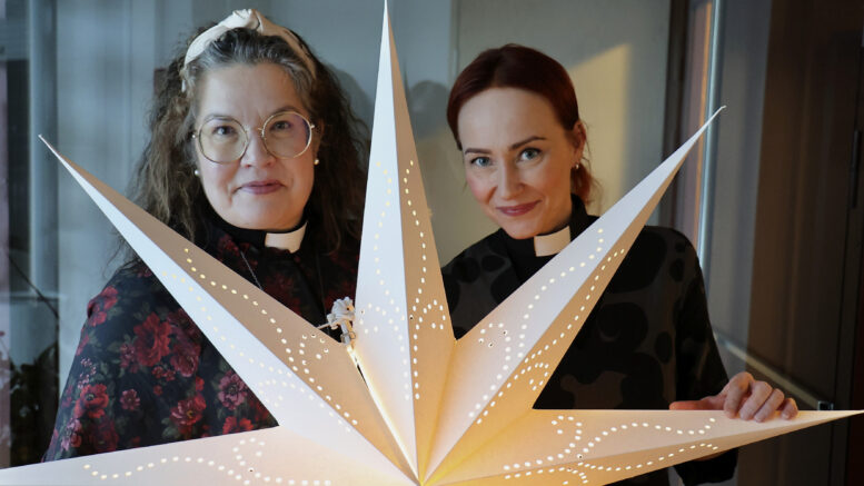 Iin kirkkoherra Ulla Mitrunen ja Haukiputaan kirkkoherra Salla Autere toivovat joululta 2025 rauhaa, rauhaa, rauhaa. Kuvat: Tuija Järvelä-Uusitalo