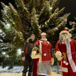 Kotiseutuyhdistyksen Kyösti Rasi, Joulumuori ja Joulupukki myhäilivät tyytyväisinä kuusen valojen loisteessa.