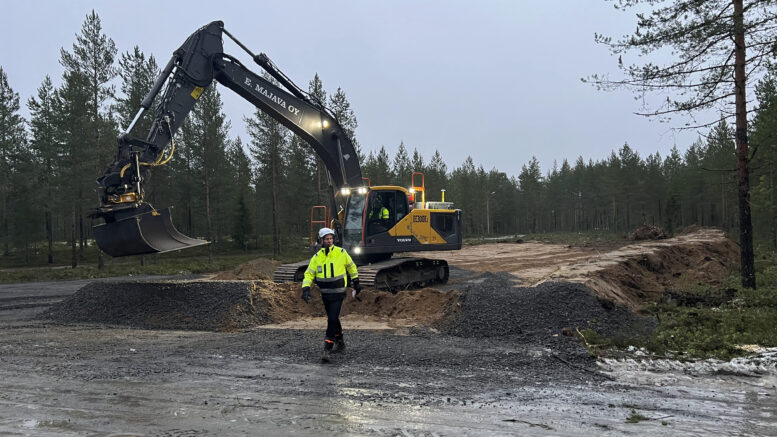 Rakennuttajainsinööri Pasi Nikula Annalankankaan työmaalla ohjeistamassa uuden parkkialueen rakentamista. Kuva: Jukka Tienhaara.