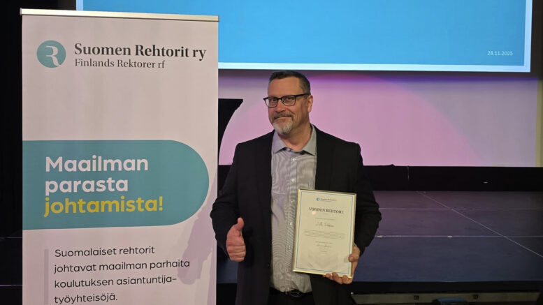 Vuoden rehtori Arttu Parkkinen saa valinnan yhteydessä kiitosta muun muassa vahvasta sitoutumisesta koulun arkeen. Kuva: Toni Lehtinen