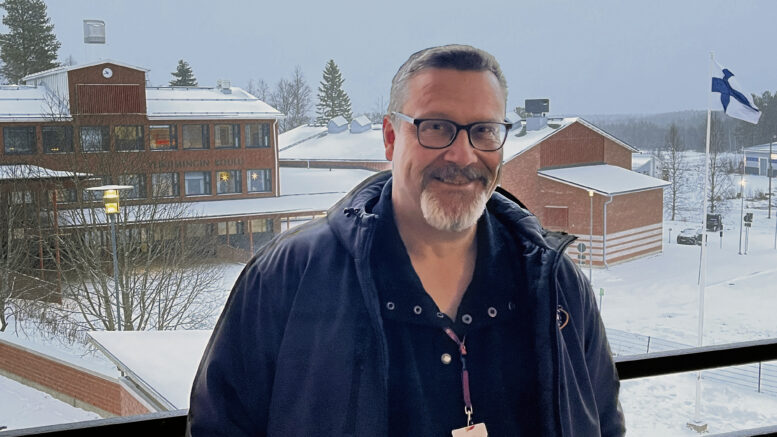 Vuoden rehtoriksi valittu Arttu Parkkinen pitää kehittämismyönteisyyttä ja paikallista toimijuutta Ylikiimingin koulun vahvuutena. Kuva: Teea Tunturi