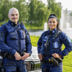 Vanhempi rikoskonstaapeli Ruusa Tiainen on toiminut poliisina vuoden ajan ja hänen partiokaverinsa, vanhempi konstaapeli Tuomas Sälkiö, on työskennellyt poliisina 5 vuotta. He ovat mukana uudessa Poliisit 24/7-tv-sarjassa Oulun osuudessa. Kuva: Nelonen