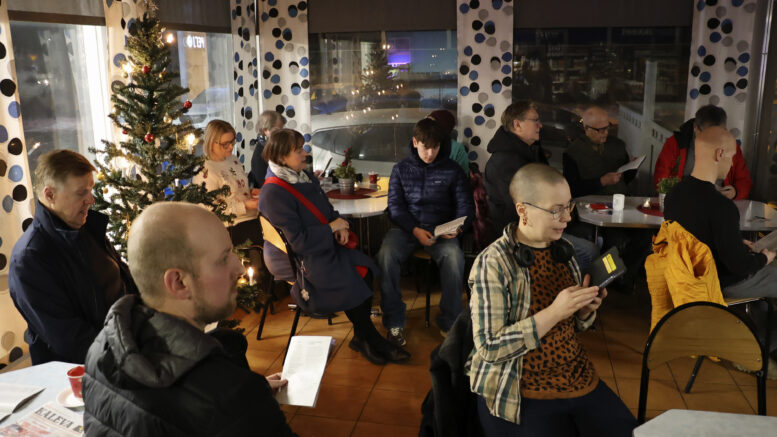 Kauneimpien joululaulujen sanoja löytyy Lähetysseuran vihkosesta tai niitä voi löytää myös omasta kännykästä. Kuvat: Auli Haapala